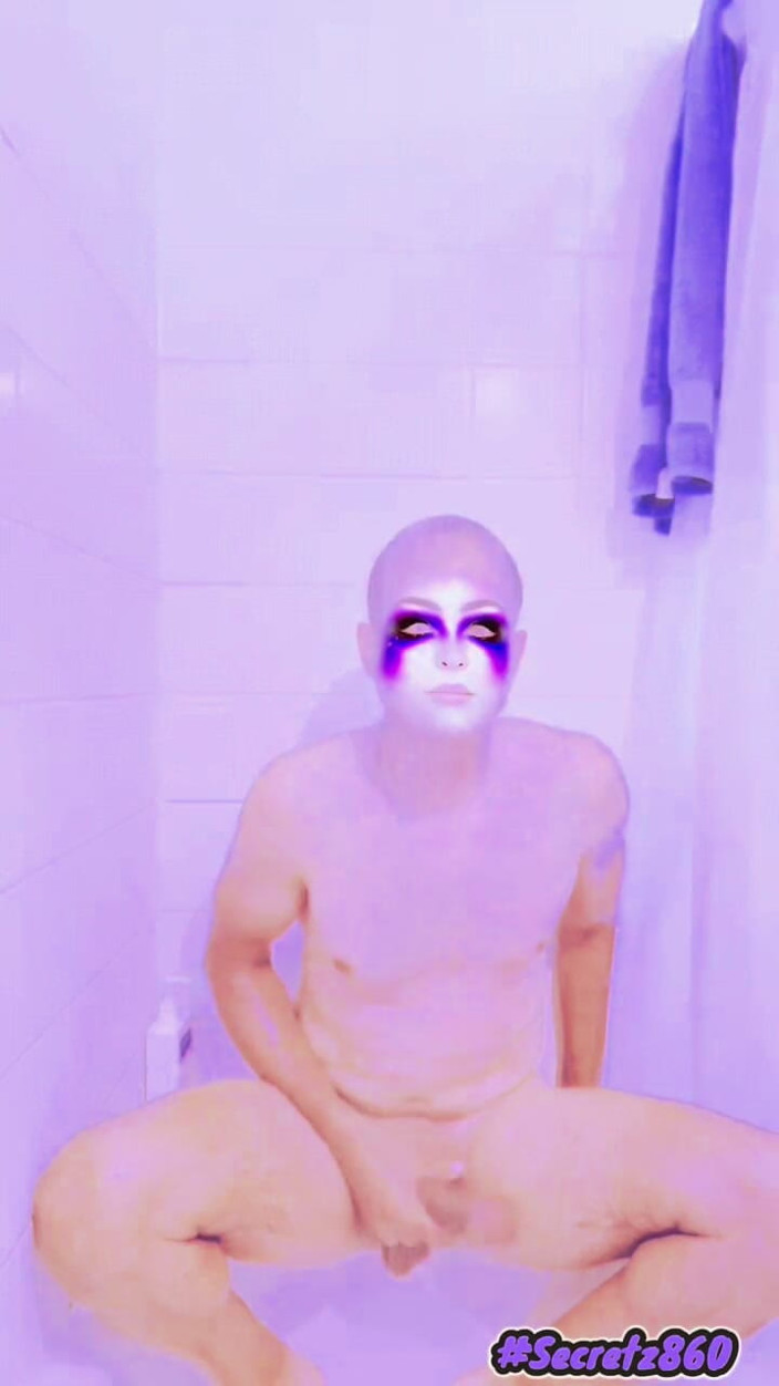 Creative Self Pleasure: Kris Reelz - prend une douche perverse