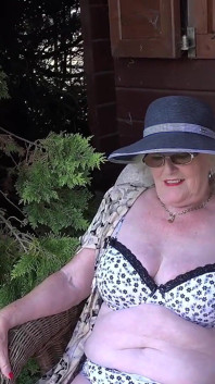 Auntjudys - nyonya claire si tante seksi dengan memek berbulu lagi asik nyepong kontol di taman (pov)