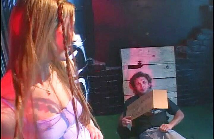 Perfect Porno: 阴户完美的可爱饥渴无辜少女骑乘男人的鸡巴