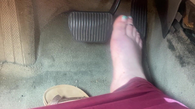 BellaBlast: Sandaletle pedal pompalama - bir ayak gazda, diğeri frende sürüş