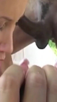 Gangbang Panas Dengan MILF Brunette Menyemprotkan Penuh