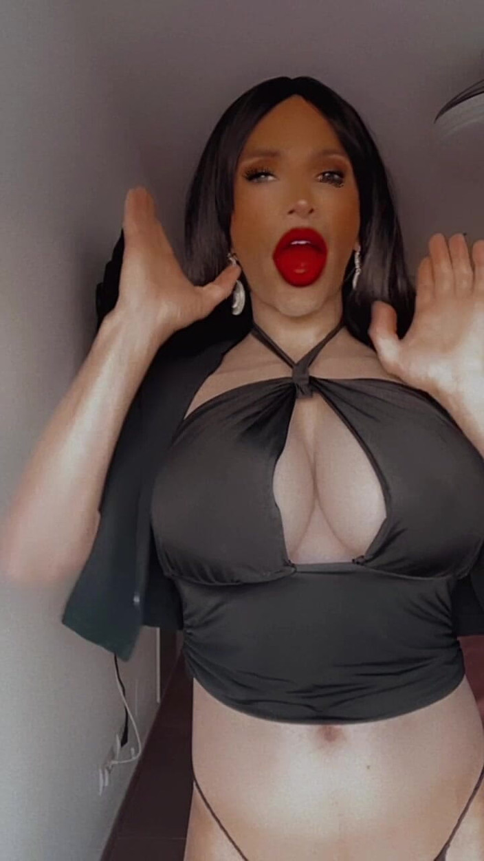 Sissy Slut Brianna: Милий погляд, небезпечні наміри