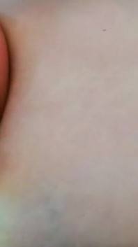 Když můj manžel není doma, jeho sexy manželka ukazuje její velkou, zatímco on videohovoruje se svým přítelem, část 2
