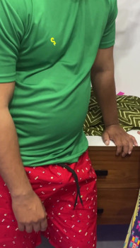 Desi Pervers granne tog Pados Bhabhis behå i sitt hem