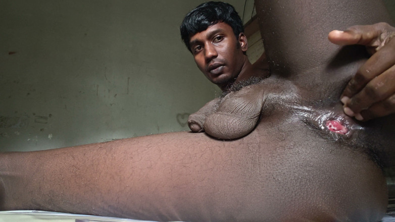 Charmer1999: Aku lagi asik fingering lubang pantatku pakai jari sambil fingering...