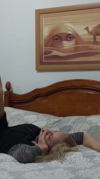 Juegos sexuales nocturnos de Selena en la cama