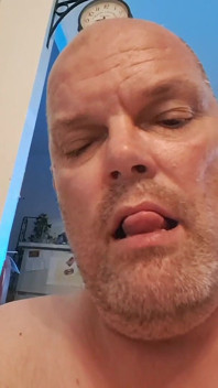 La Troia Si Masturba E Si Gode Il Suo Sperma