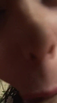 La cameriera viene umiliata e scopata nel culo dal maestro che la scopa il più possibile