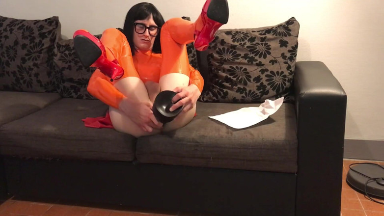 Ivanna heels: velma in latex und mit einem riesigen dildo