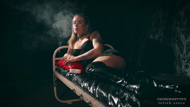 Cruel Anettes fetish world: Fumer en lingerie noire