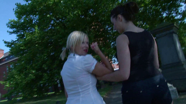 Porn XN: 2つのブルネットとブロンドの熟女は、大人のおもちゃと一緒に彼らの熱い猫を自慰行為するように手配します