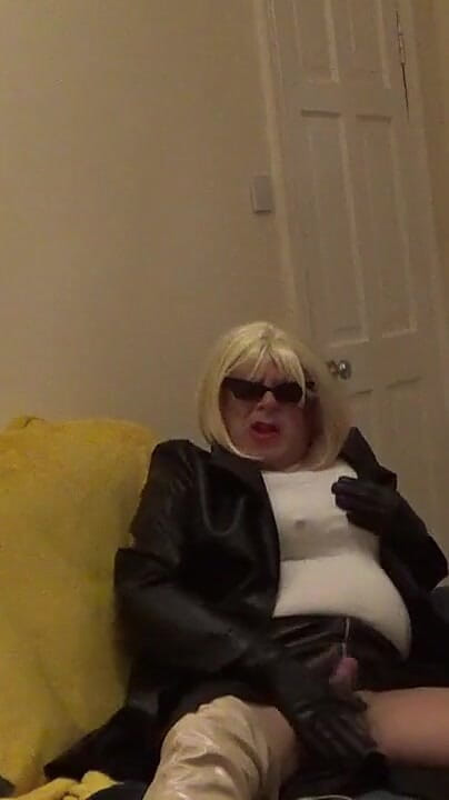 Playing in Leather (Leather Kirsten)