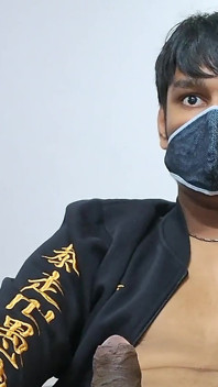 Brownguy em uma jaqueta masturbando