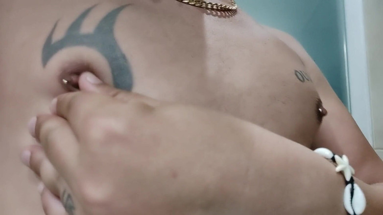 Idmir Sugary: Ukazování potetovaných prsou a propíchnutých bradavek - Mačkání a dotýkání se...