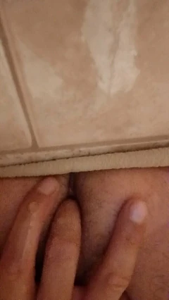 Un mec du coin se fait prendre le trou du cul en gros plan