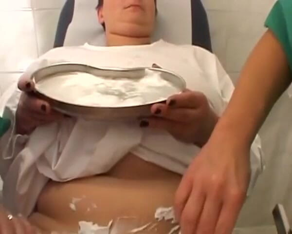 Porno kino: Une salope allemande sexy reçoit un traitement BDSM dans le...