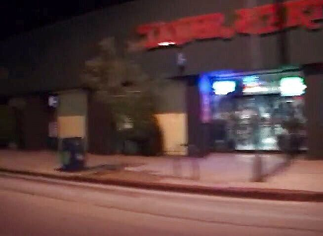 Dark Extreme: बड़ी गांड वाली सांवली वेश्या लड़के के लंड की सवारी करती है