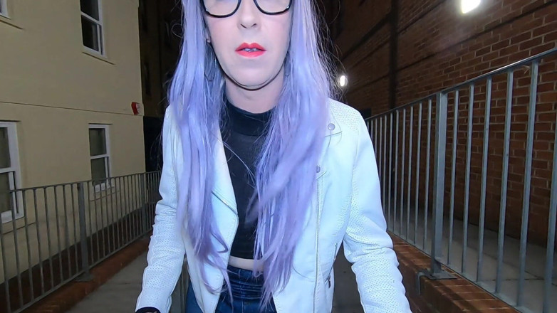 The Midnight Minx: Travestit în blugi strâmți se dezbracă