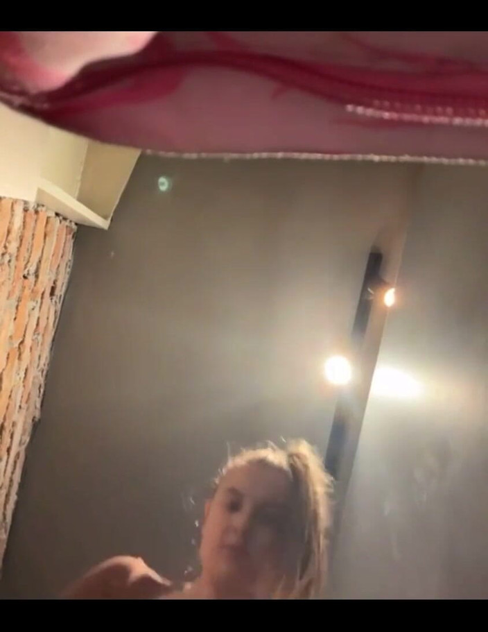 JuiceLussie: लॉकर रूम में गांड चुदाई और बहुत फुहार छोड़ना