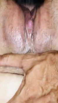 Sexy baculatá teenagerka tvrdě šuká a postříkaná plná mrdky