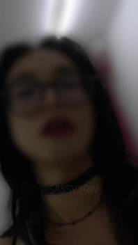 Gioco anale pubblico di sissy asiatico in gabbia su Stairway