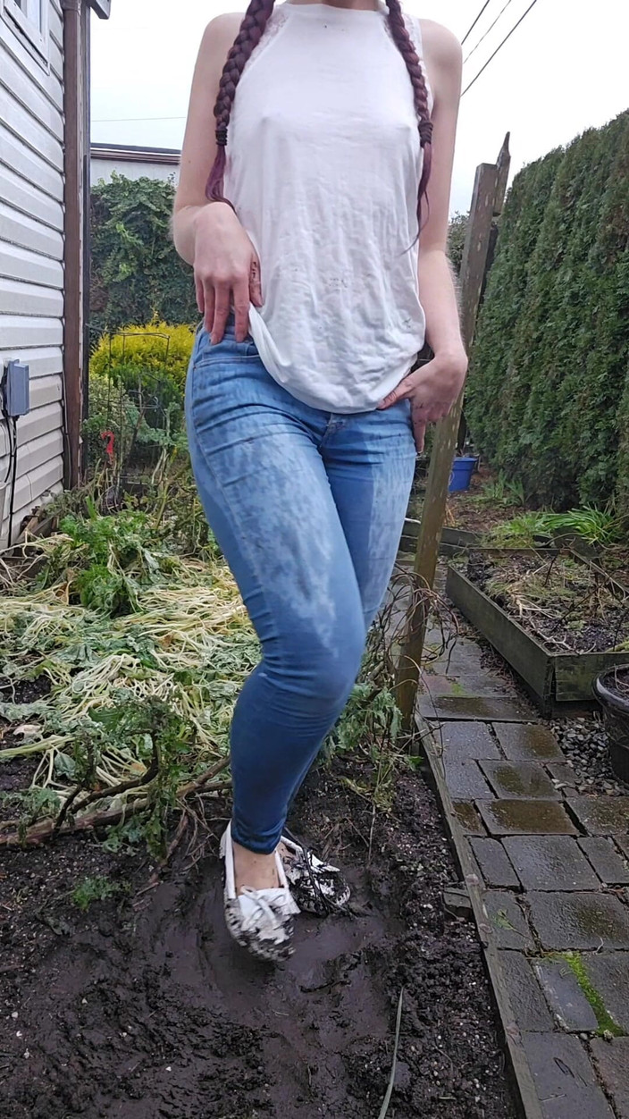 Nerdy_faery: Des mocs blancs boueux et un jean font pipi