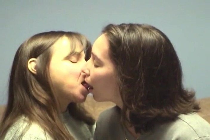 Radical Lesbian: Seks buatan sendiri - MILF matang dan suri rumah