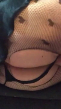 Perempuan jalang seksi Yunani bermain dengan pantyhose dan dildo besar di dalamnya dan menjerit orgasme dubur