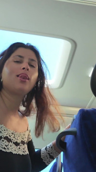 Exhibicionista svádí MILFku, aby sála a honí jeho čůráka v autobuse, dokud se nevystříká