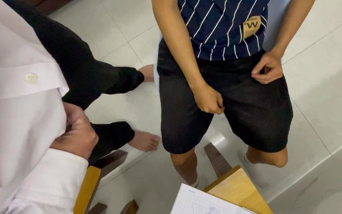Quan Vietnam 18: Mladý student panic poprvé potrestán starým učitelem. Podojená, bez sedla...