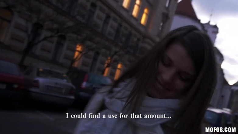 Public Pickups: Drague en public - Mona Lee, brune amateur, suce une bite...