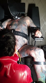 Připoutaný v křesle na bondage kvůli elektrošokům