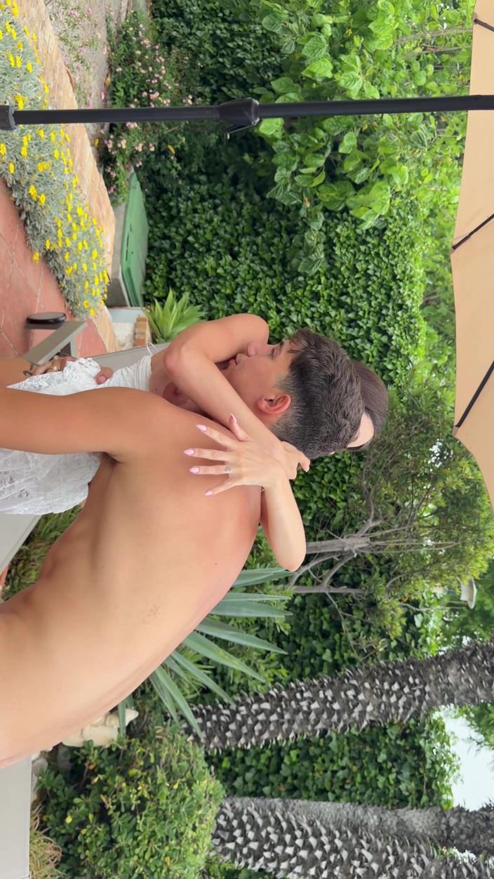 Bradybud: Rossa Vaxx Scopa Il Fratellastro in Giardino Alla Vista Di...