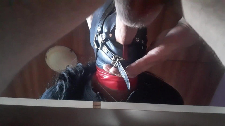 LauraOnHeels: 17 minit blowjob melampau dan deepthroat dengan creampie mulut besar-besaran