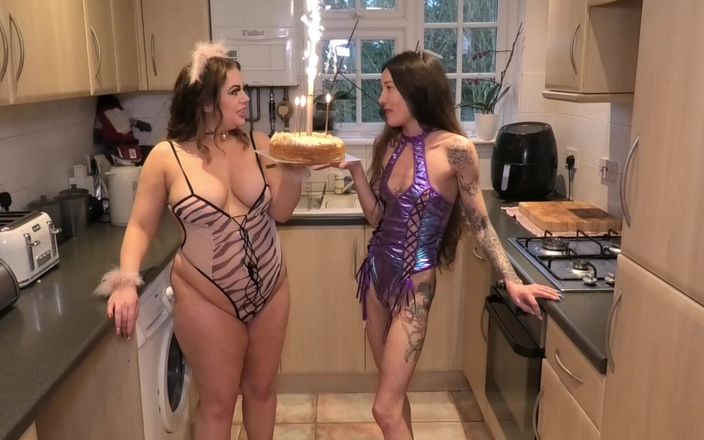 Catalia's lesbian filth: मेरे जन्मदिन केक पर बैठना