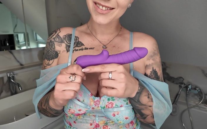Nina Devil: My New Toy! मैंने अपने बाथरूम में अपने नए डिल्डो का परीक्षण किया!