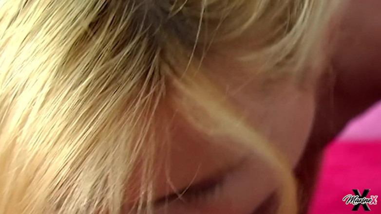 Maxine X: Aziatisch Maxine X meisje op meisje wordt grote pik poesje...