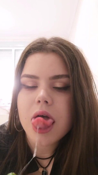 Your fantasy studio: Ahegao dengan mentimun