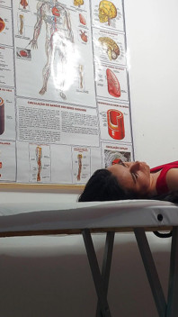 Gynekolog strčí robertek do kundičky, prsty v zadku a šuká pacienta!