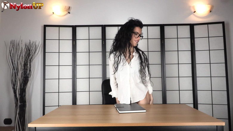 FootFetish Girls With Sex Toys and Nylons: Senhora Chefe de cabelos encaracolados castiga sua secretária com tesão...