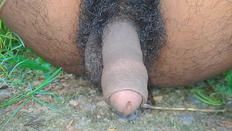 Desi_Porn_India: Горячий гей дези писает в джунглях в соло.