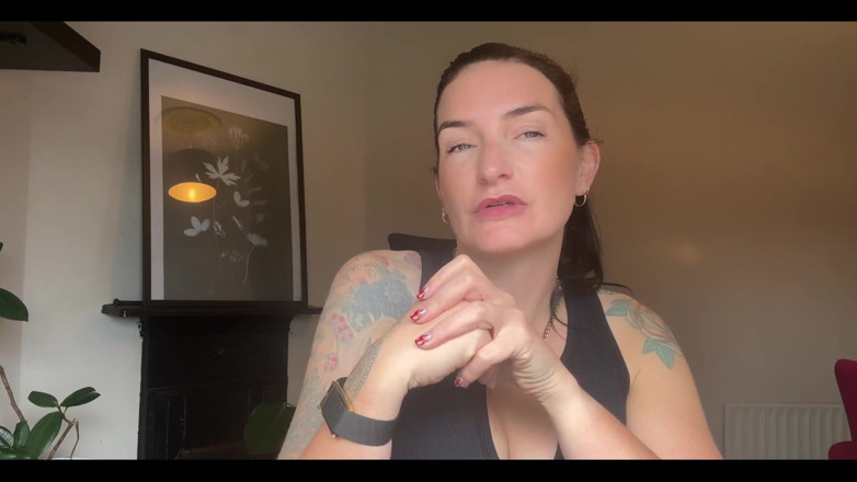 Adreena Winters: 그것은 거의 록토버입니다. 자지가 잠겨 있고 지갑이 열려 있고 내 것을 수집하고 있다는 것을 의미합니다.