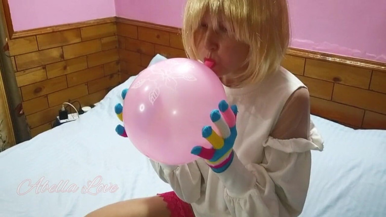 Abella Love: Freaky flicka som poppar ballongen med röv
