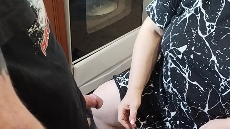 Zona901: 深いフェラの後、義母は精子を吐き出しました