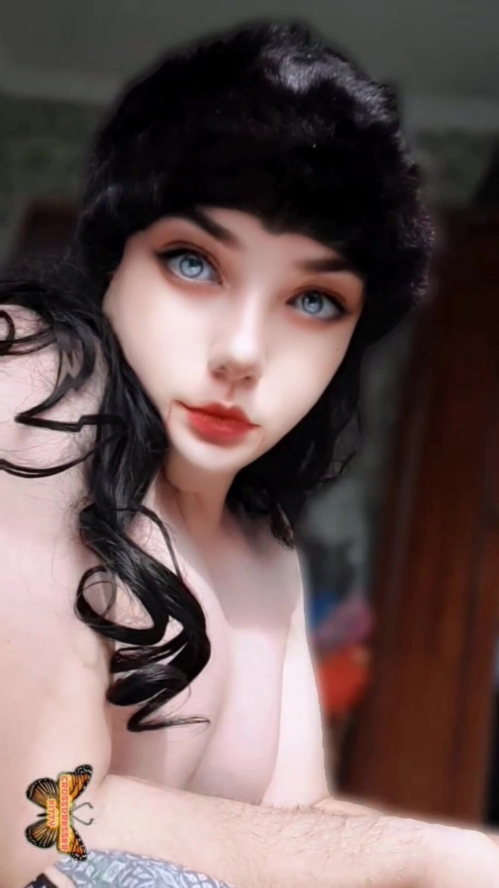 Kitty_Cross: Adik tiri shemale panas curang di bilik peribadinya dalam skirt...