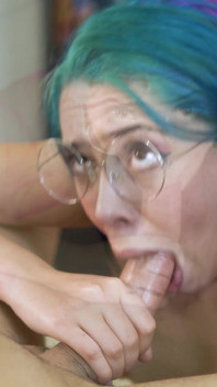 Chica nerd tomando una corrida facial en sus gafas - brasileña Cherry Adams amateur mamada en primer plano