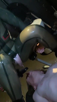 温かい黄金の蜜で嘲笑される