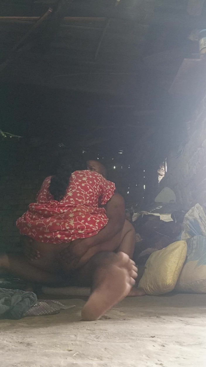 Auntixxx69: Suami tante botak memasukkan seluruh penisnya ke dalam memek tante