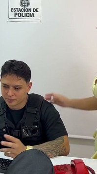Une fille sympa se fait baiser par un flic corrompu en échange de sa liberté - Dilan Clavijo