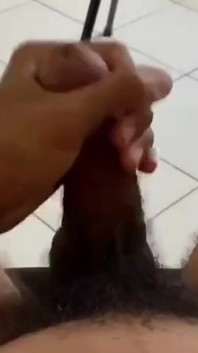 Jurugambar sedang menunggu model seterusnya, dan memutuskan untuk memukul satu di tengah-tengah studio